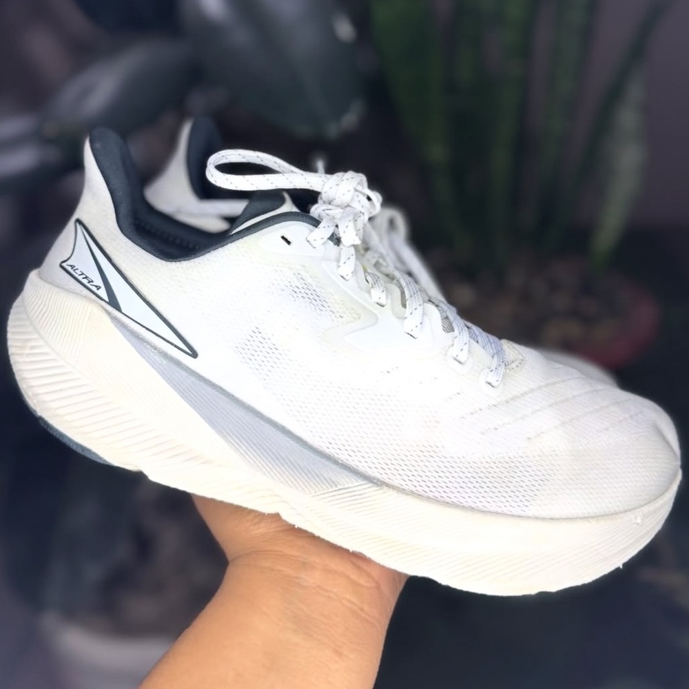 Altra women size 8.5 Experience Flow White Athletic Shoes
